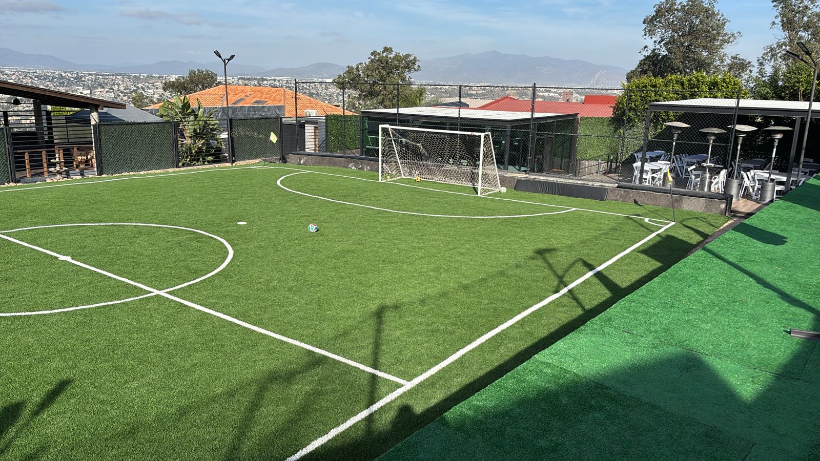 Renta de terraza con cancha de futbol para fiestas infantiles