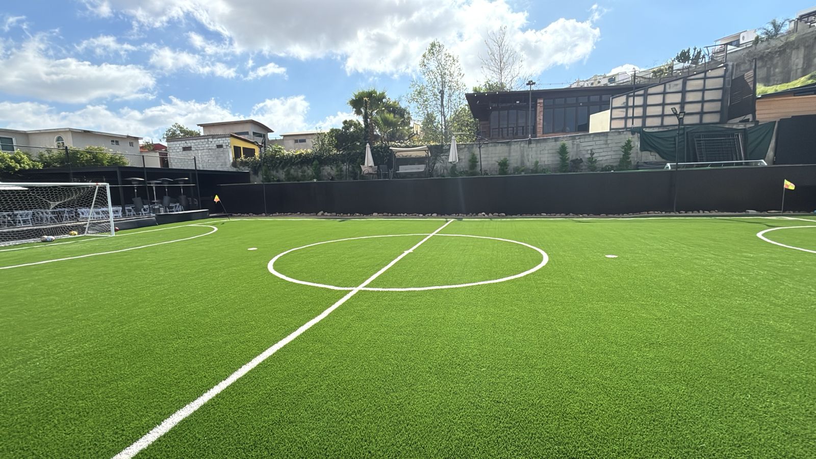 Vista aerea terraza con cancha de futbol para fiestas infantiles